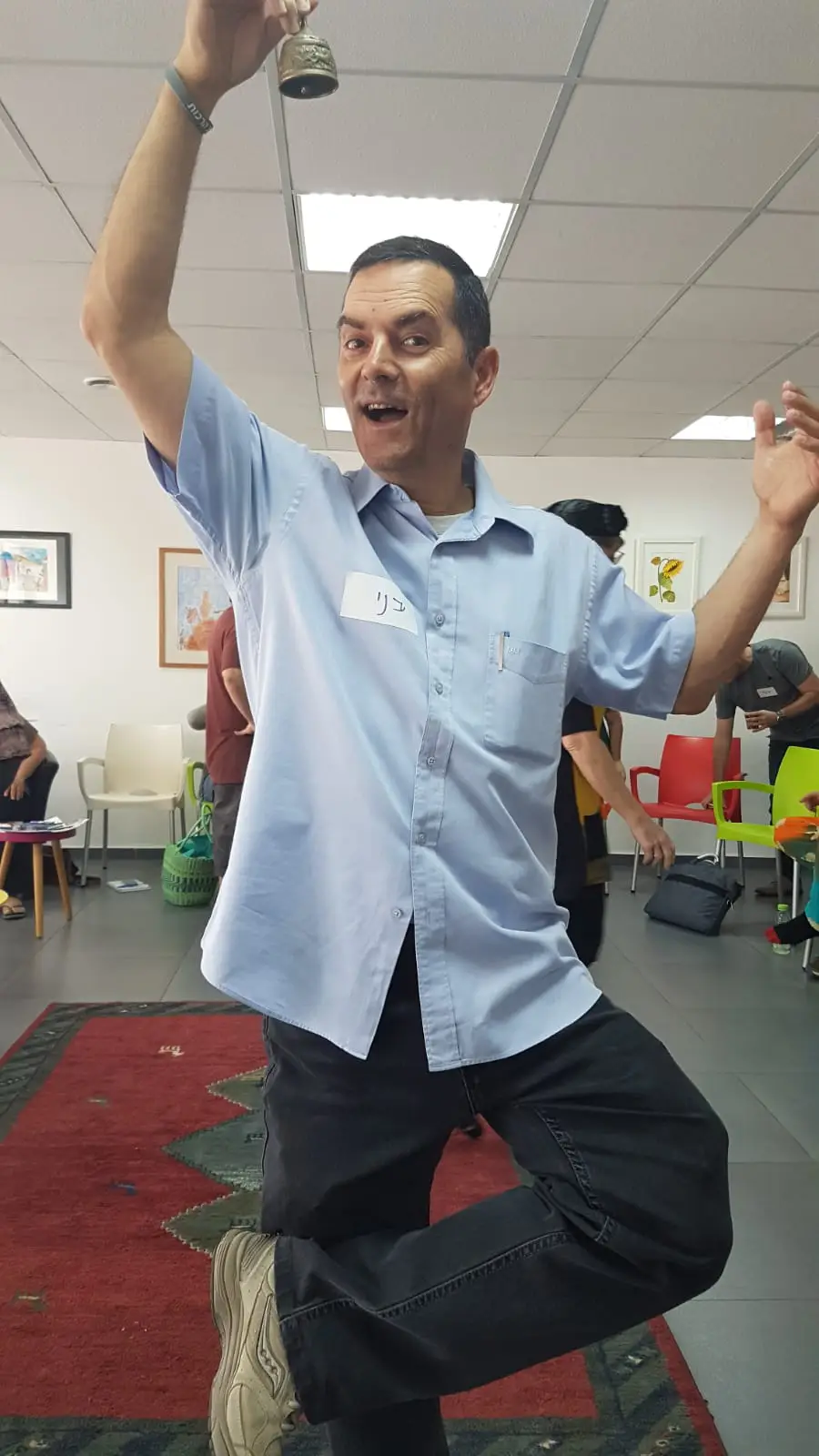 בני עומד על רגל אחת